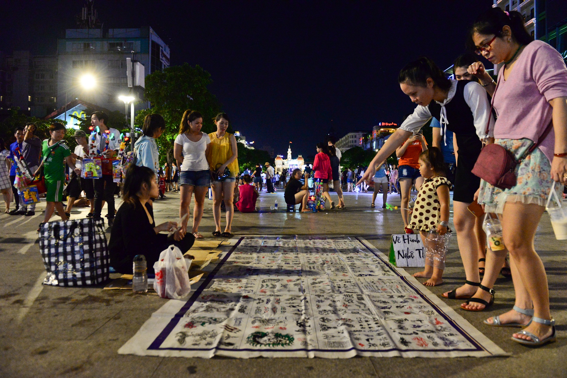 Hang rong pho di bo Nguyen Hue anh 6