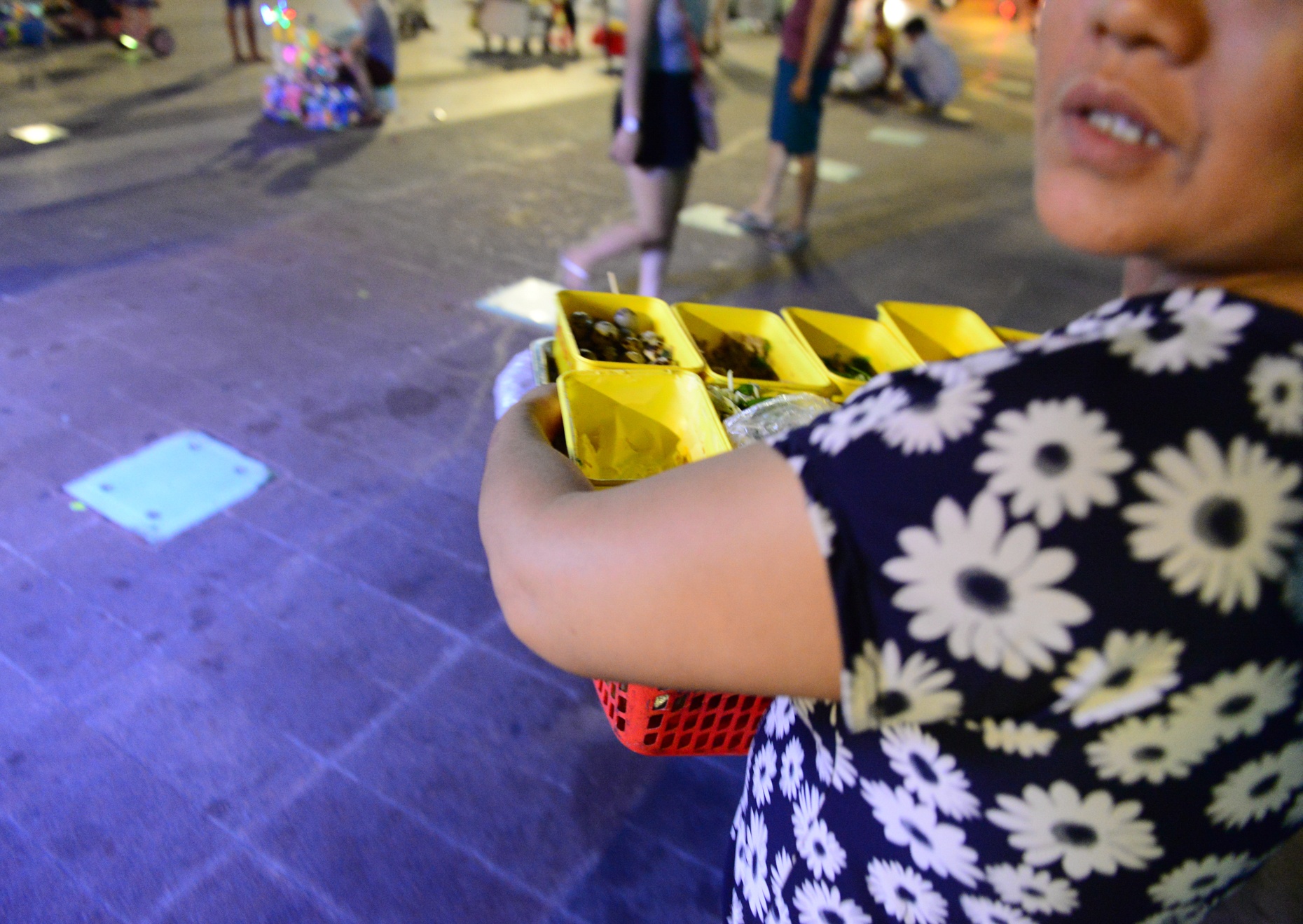 Hang rong pho di bo Nguyen Hue anh 7