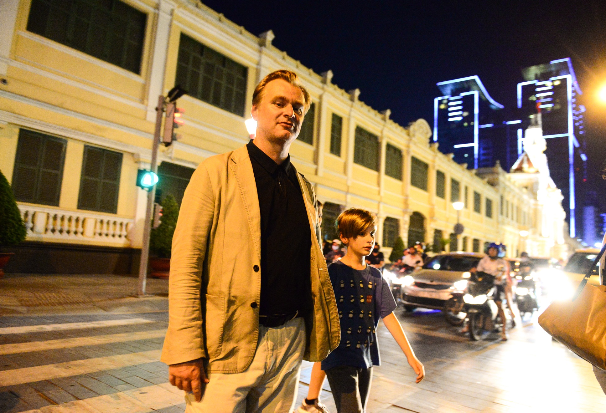 Dao dien bom tan 'The Dark Knight' cung gia dinh dao choi Sai Gon hinh anh