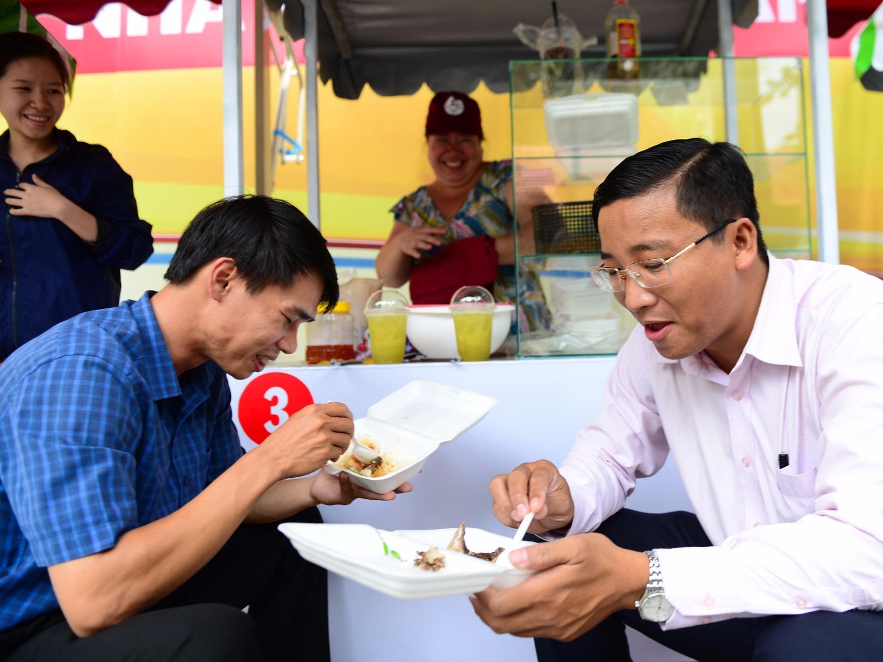 Pho hang rong Sai Gon ngay khai truong hinh anh