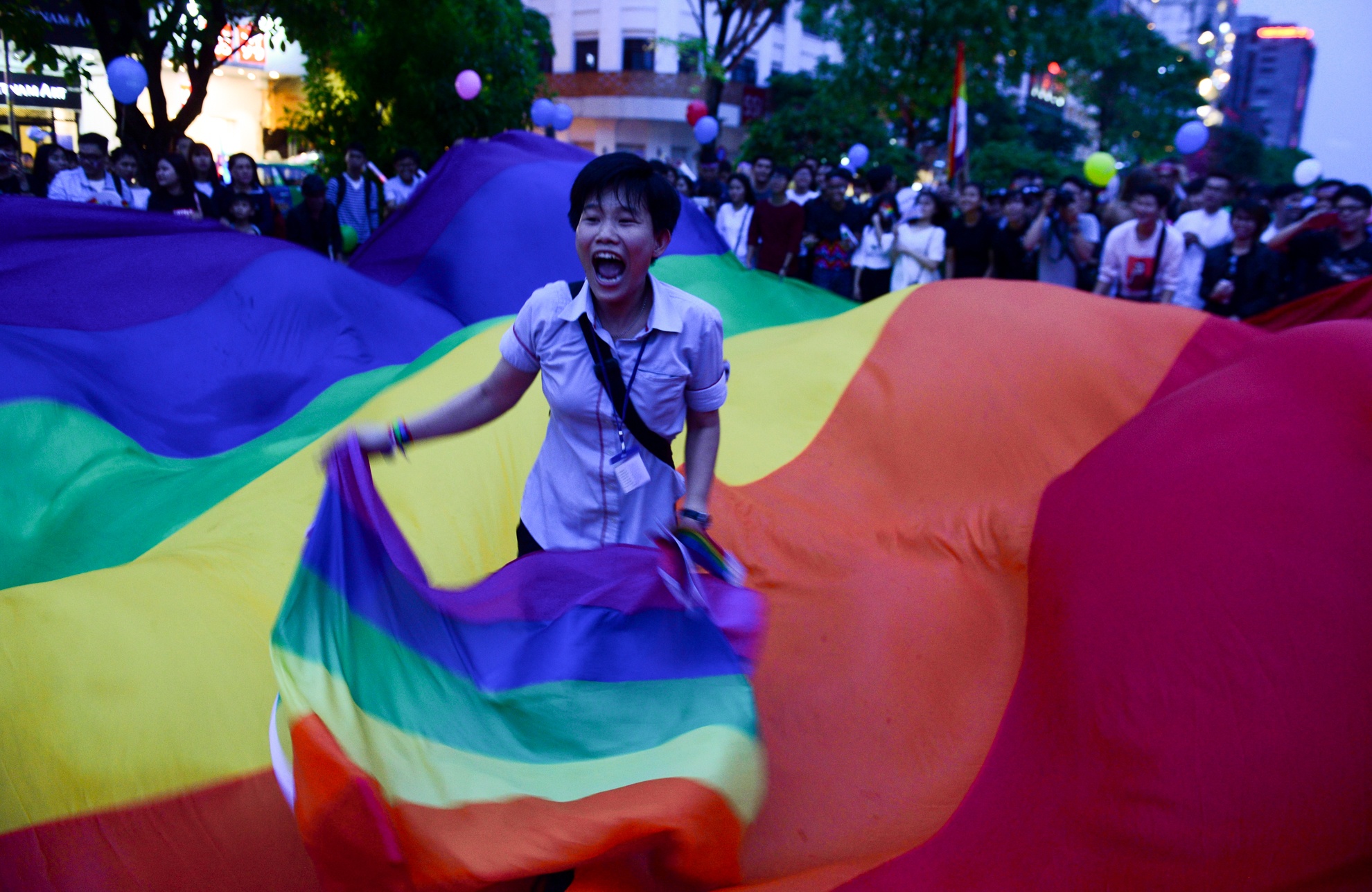 Ban tre tung co cau vong LGBT tren pho di bo Nguyen Hue hinh anh