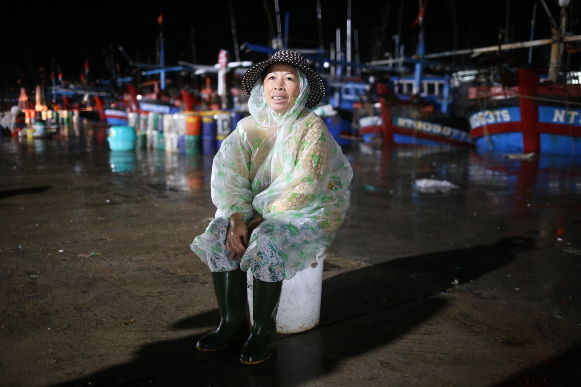 Nguoi dan muu sinh trong dem bao hinh anh