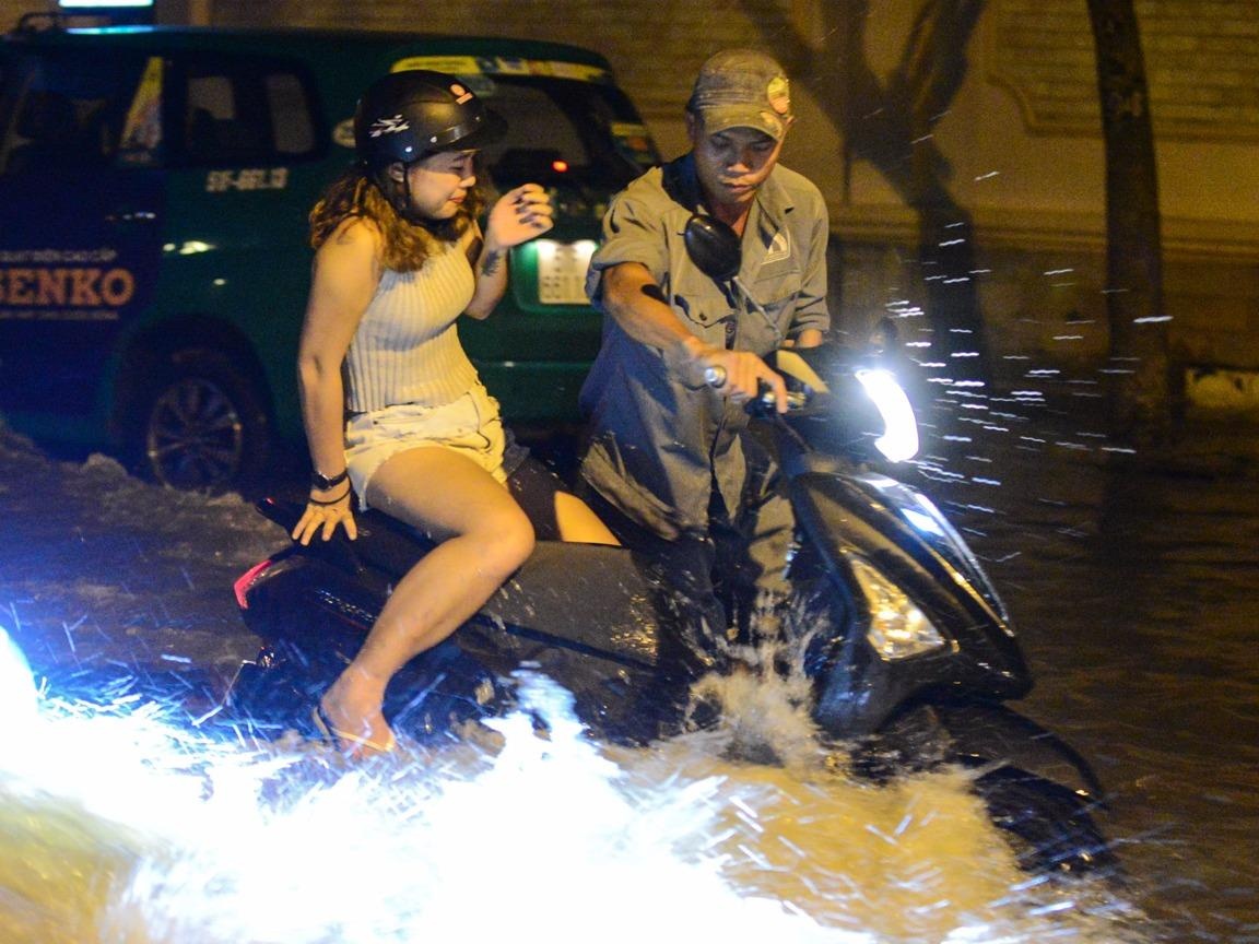 Loi nuoc trong khu biet thu Sai Gon ngay trieu cuong dat dinh hinh anh