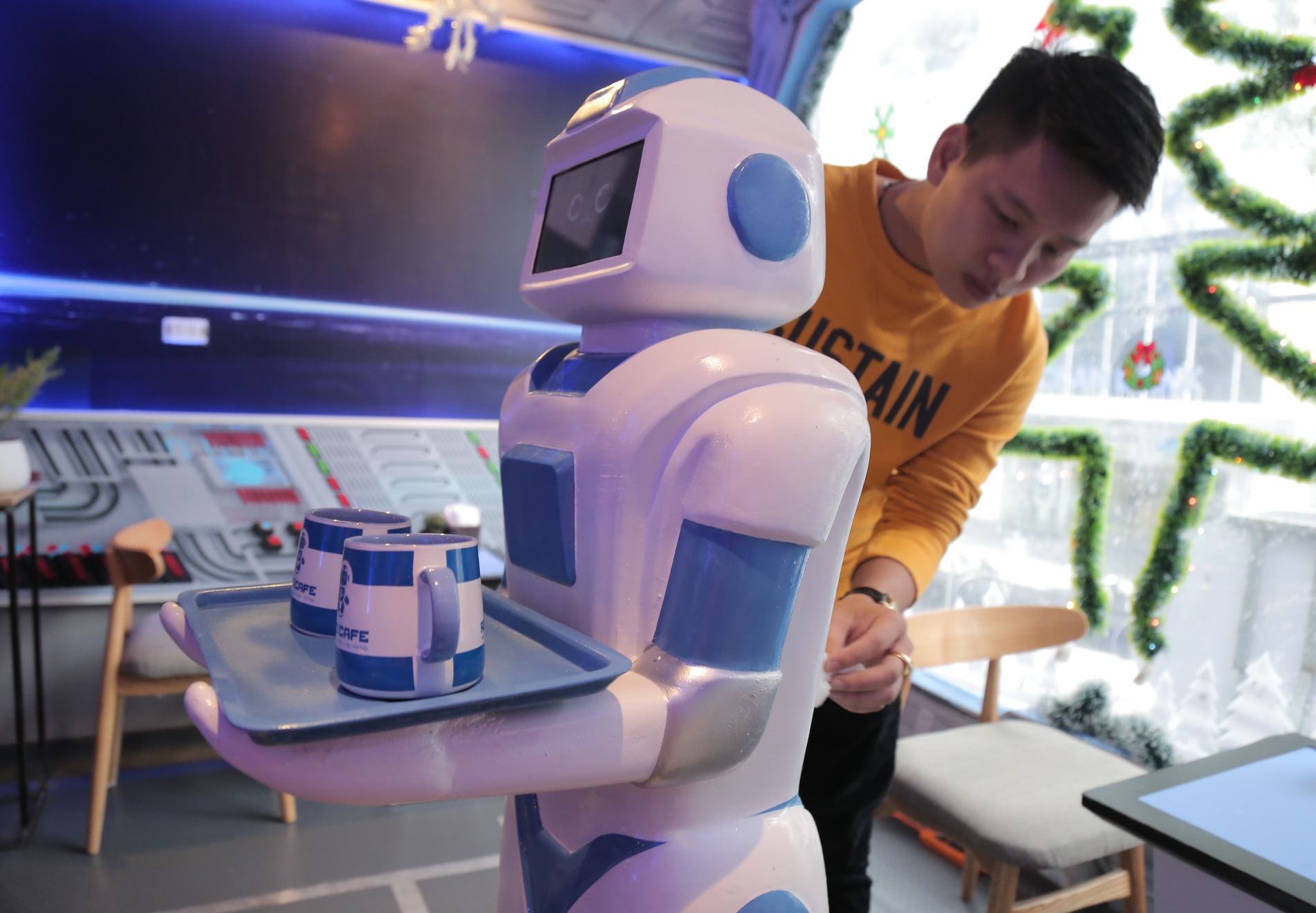 Robot 200 trieu dong thay nhan vien phuc vu o quan ca phe Ha Noi hinh anh