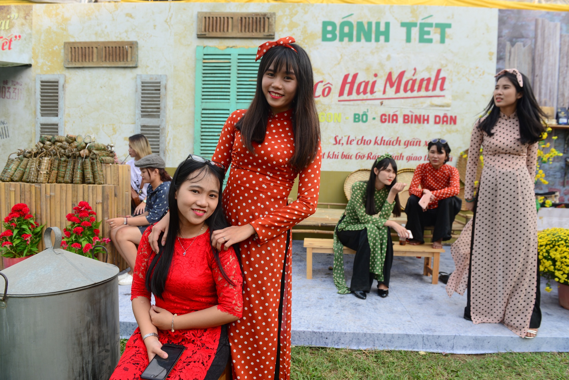 Ban tre Sai Gon do xo mua sam hoi cho xuan hinh anh