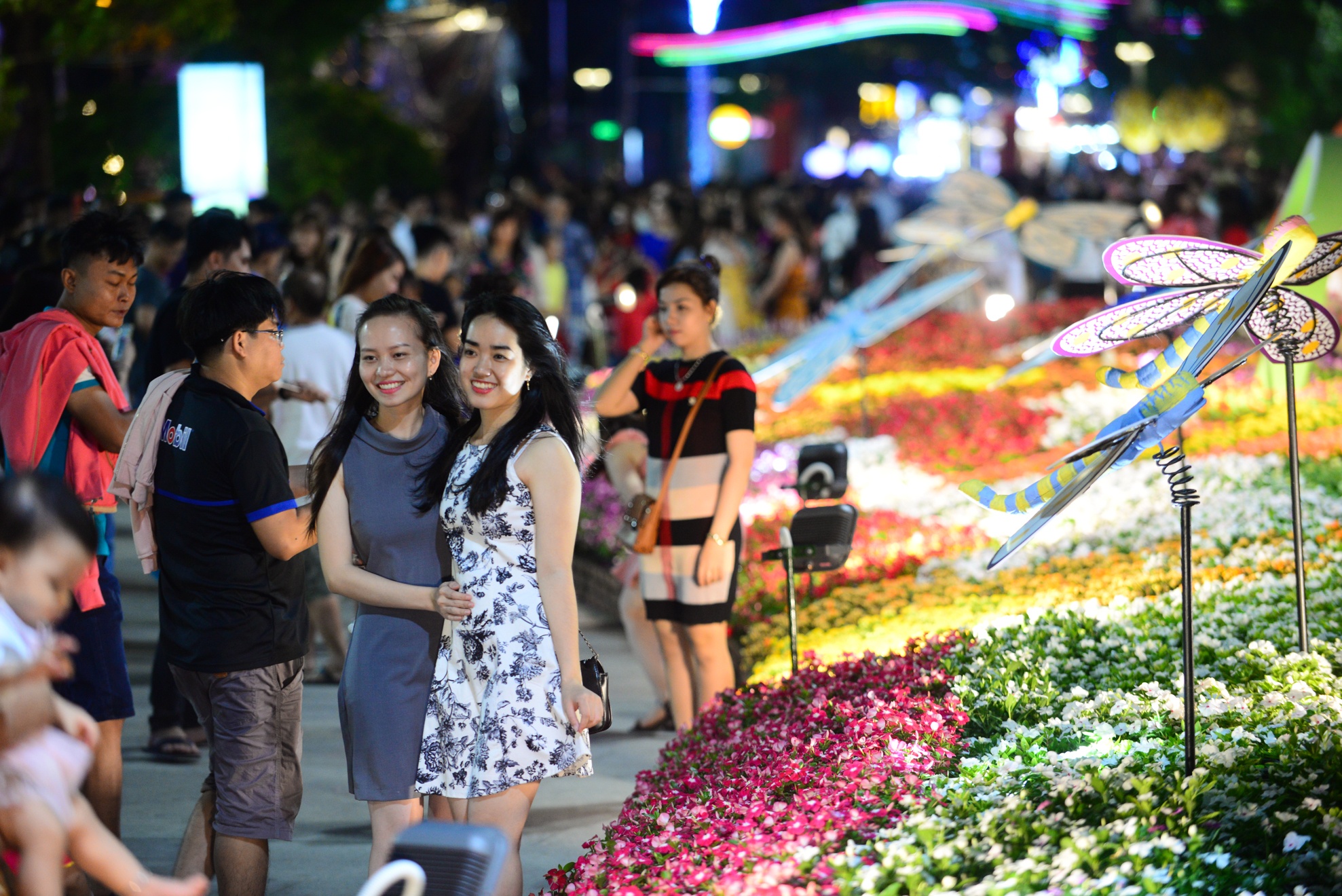 Hang nghin nguoi do ve duong hoa Nguyen Hue trong dem khai mac hinh anh