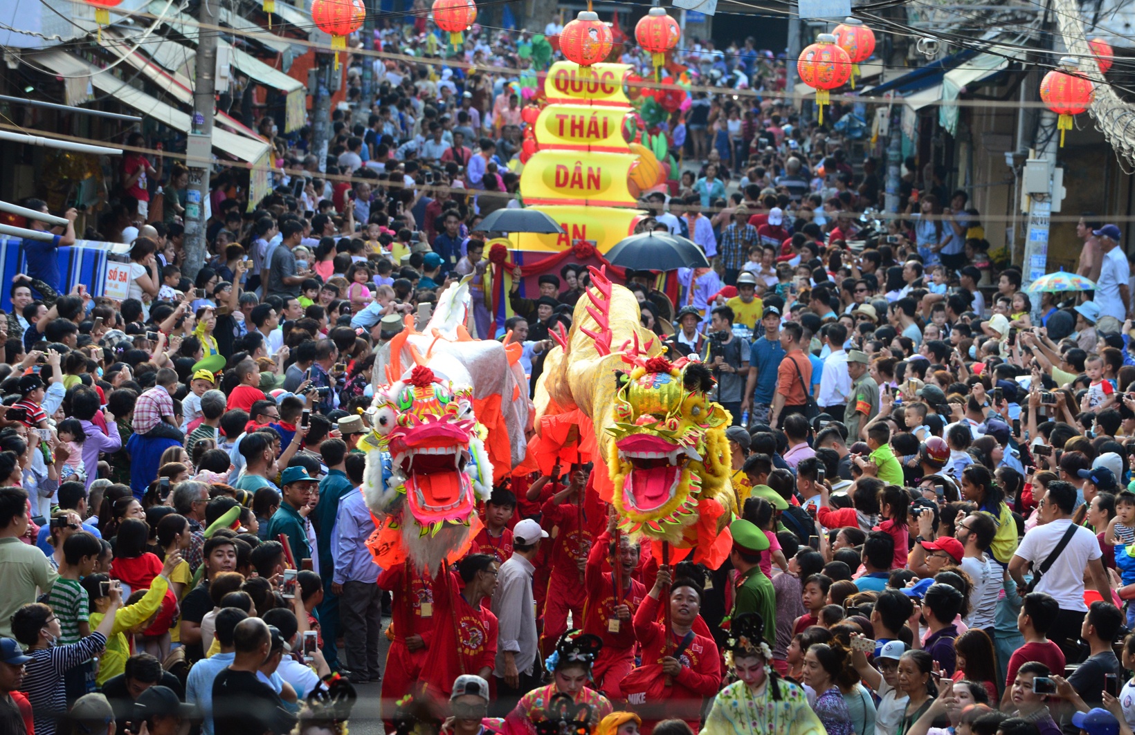 Hoi Tet Nguyen tieu ram ro tren duong pho Sai Gon hinh anh