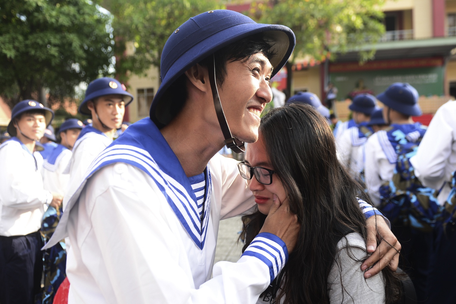 Tan binh Sai Gon bin rin chia tay nguoi yeu ngay buoc vao doi linh hinh anh