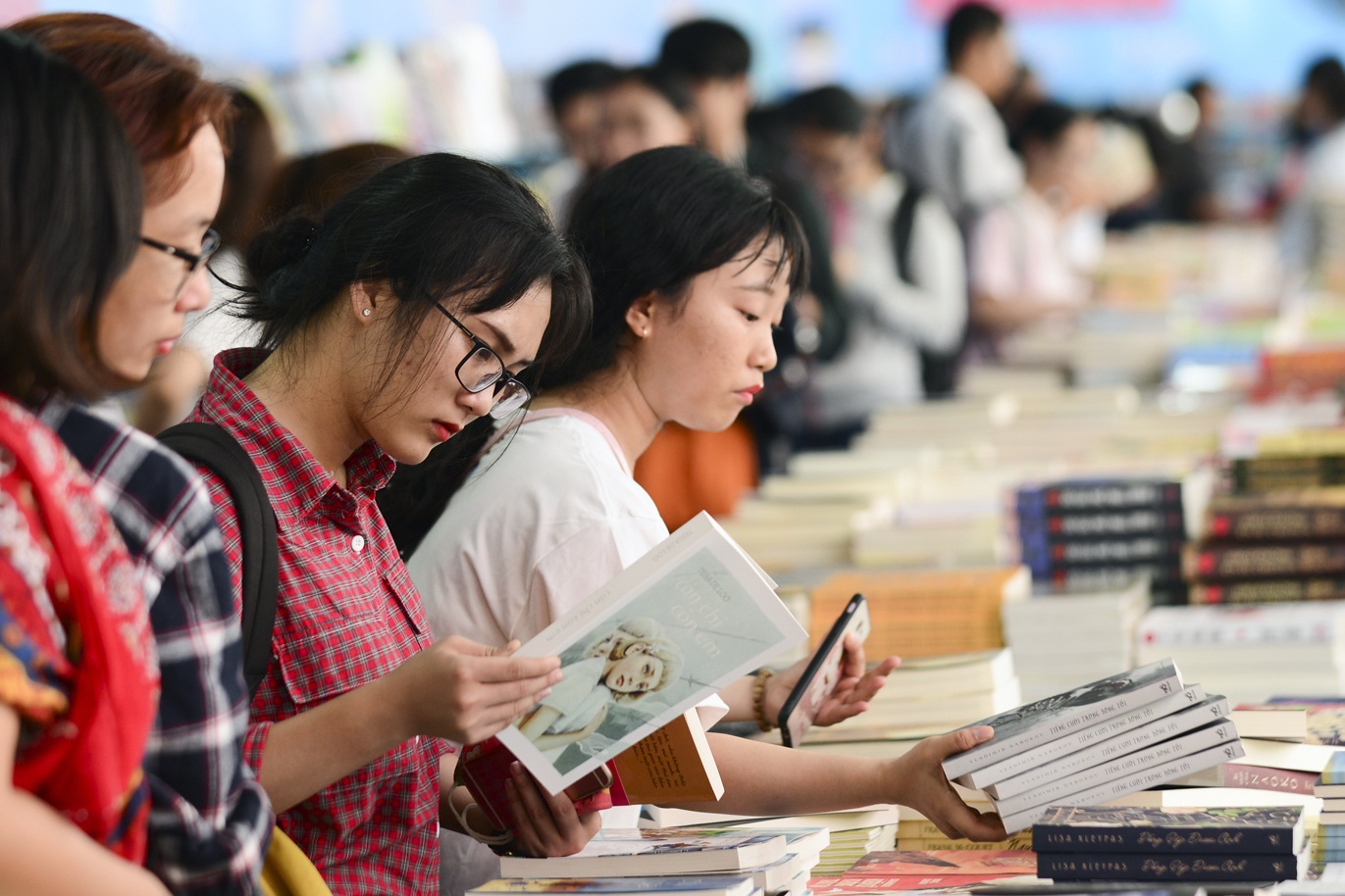 Truoc gio khai mac, Hoi sach TP.HCM thu hut nhieu ban tre hinh anh