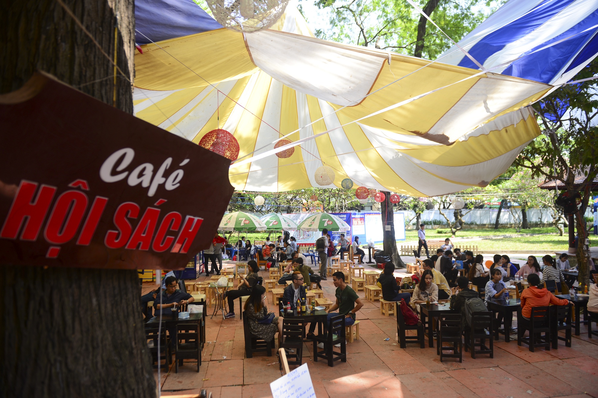 Hoi sach TP.HCM lan X anh 10