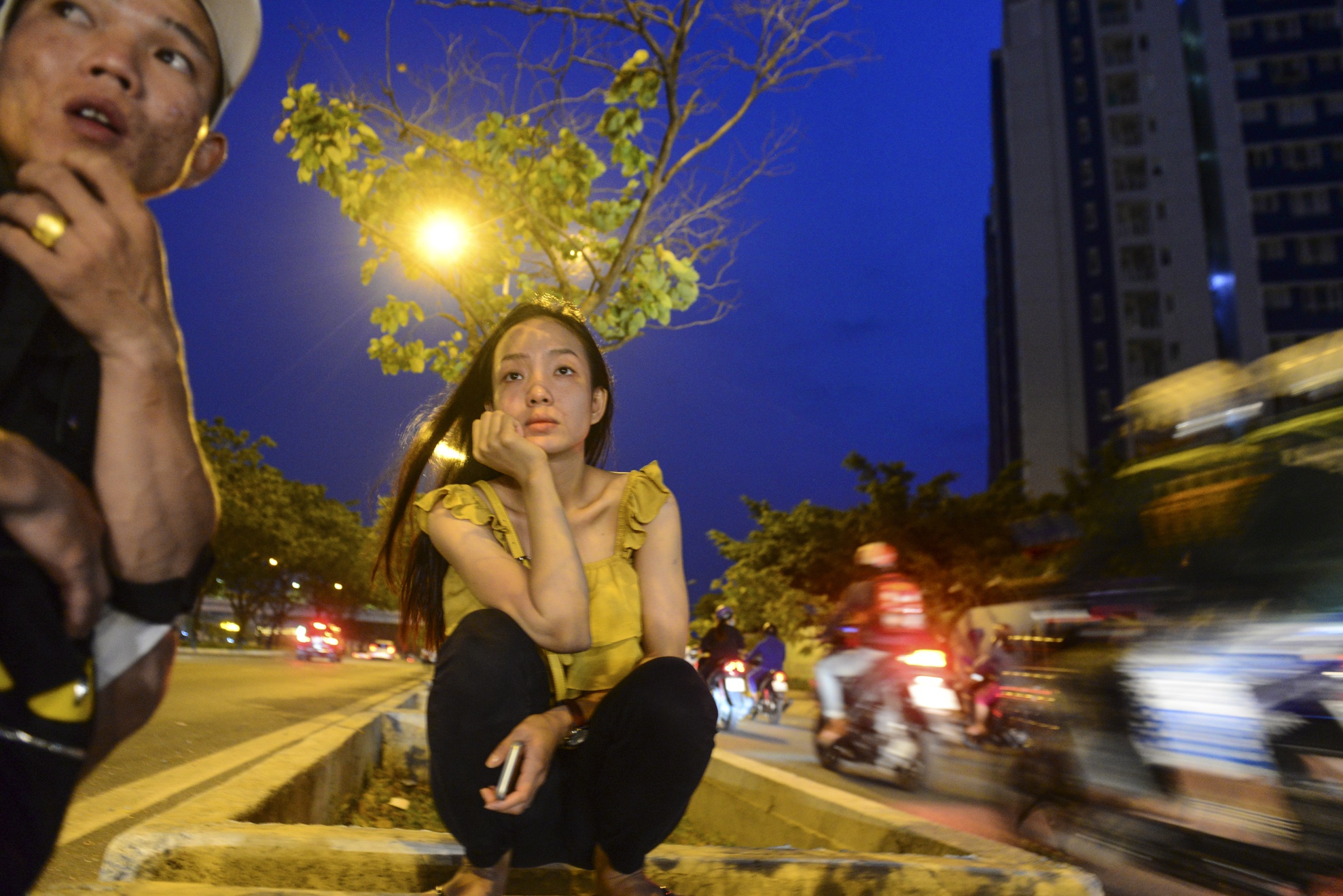 Dem loay hoay tim cho ngu cua cu dan Carina Plaza hinh anh