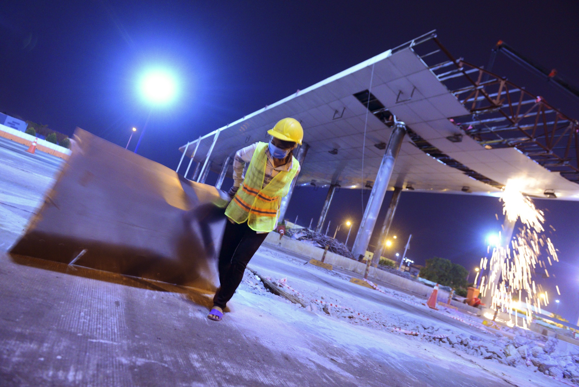 Xe chay am am trong khi thao do tram thu phi ham Thu Thiem hinh anh