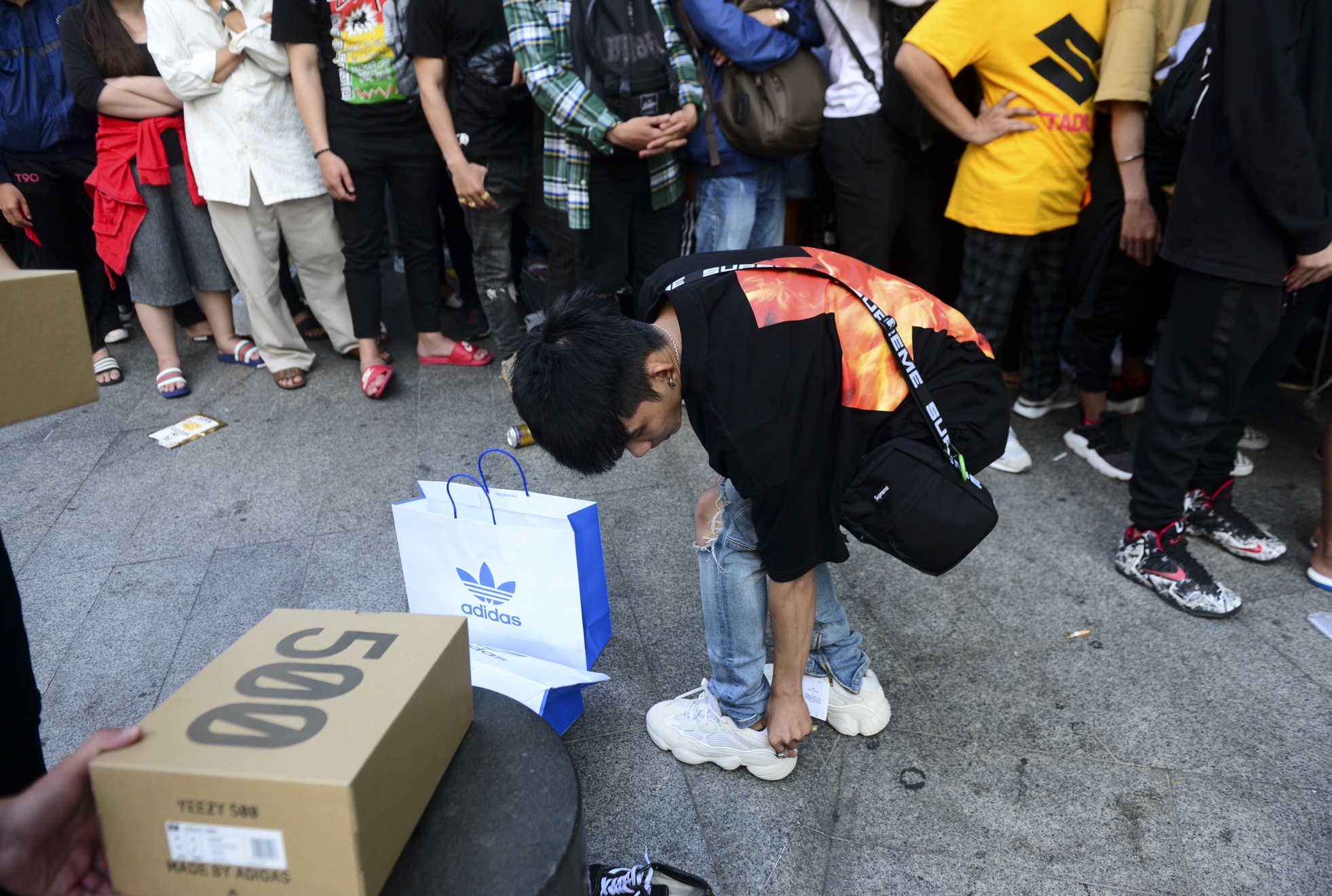 Ban tre Sai Gon xep hang mua Yeezy 500 Blush hinh anh