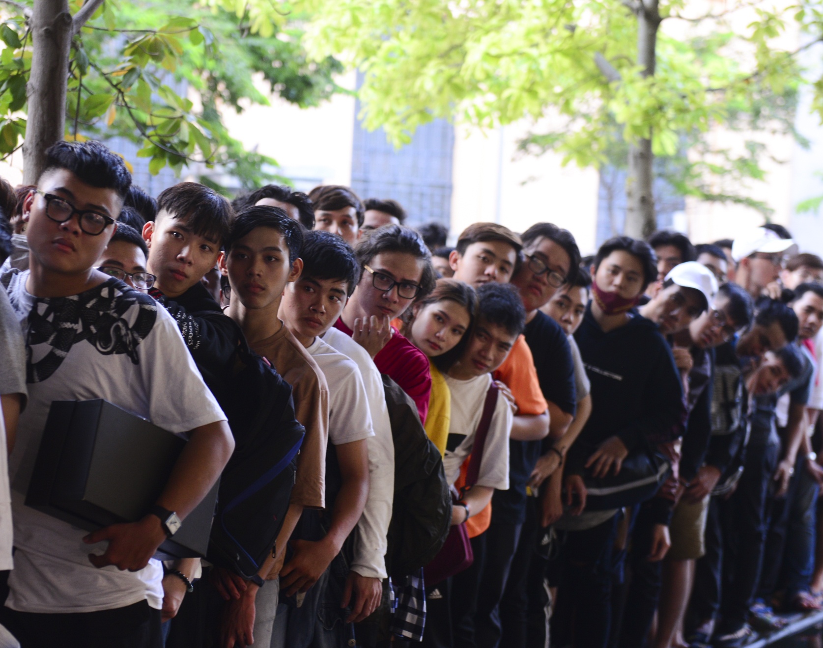 Ban tre Sai Gon xep hang tu 0h mua giay Yeezy 500 Blush 5,3 trieu hinh anh