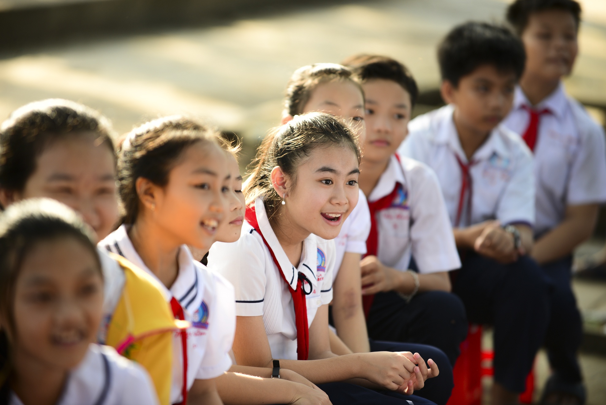 Hoc sinh vung bien hao huc voi sach hay hinh anh