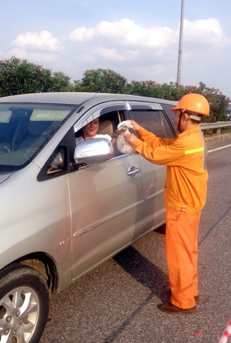 Công nhân cũng được huy động đẻ phát khăn lạnh cho lái xe.