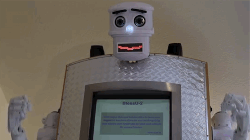 Robot cha xu giup con nguoi thu toi va cau nguyen hinh anh