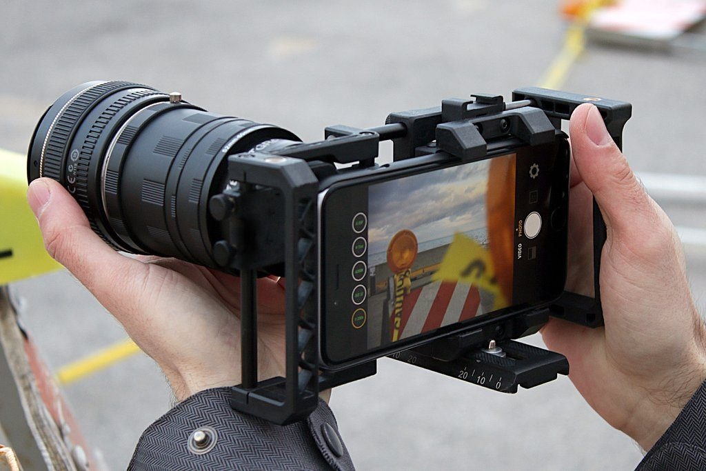 Thiet bi giup bien iPhone thanh may DSLR chuyen nghiep hinh anh