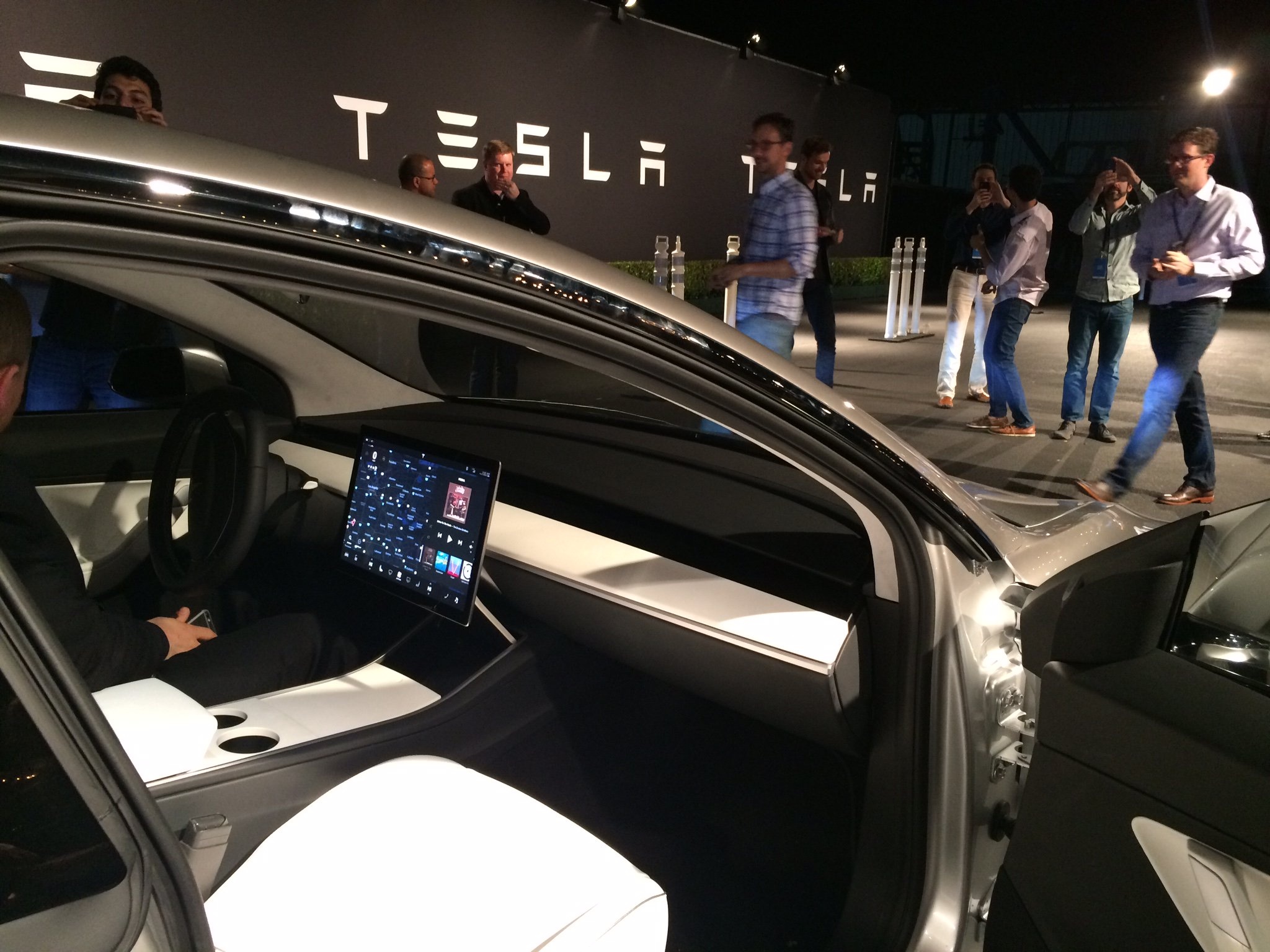 Tesla Model 3 - chiec xe tuyet hao boi su toi gian hinh anh