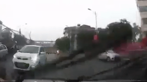 4 sai lam nguy hiem thuong mac phai khi di xe may trong mua hinh anh