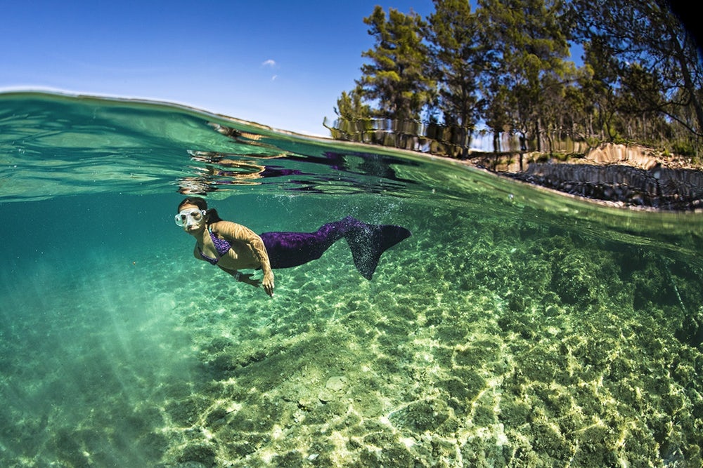 Chiec op lung giup iPhone hoat dong duoc duoi day bien hinh anh