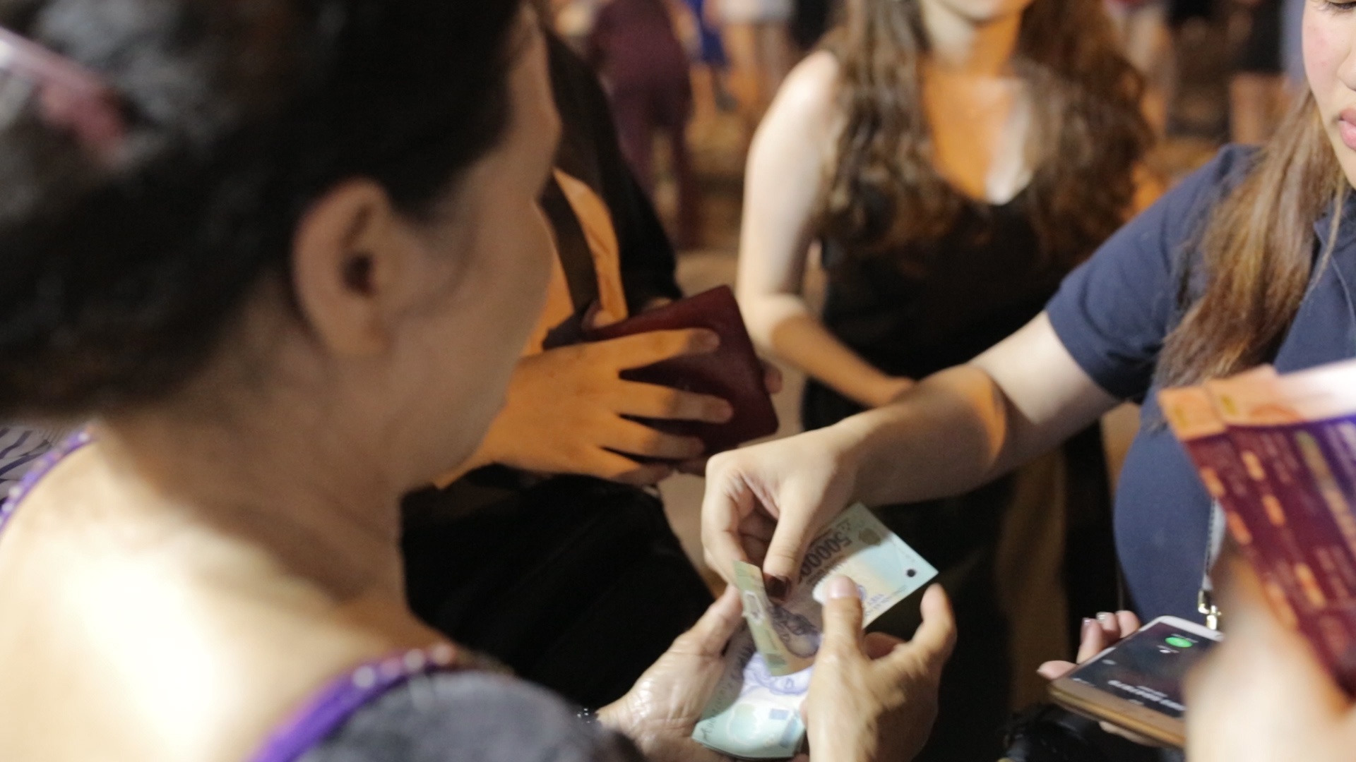 Fan Viet rut ATM 16 trieu dong mua ve xem MAMA gio chot hinh anh