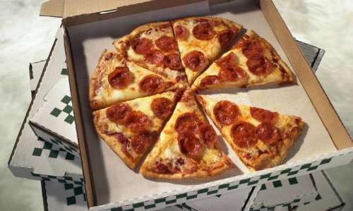 Tai sao pizza hinh tron de trong hop vuong va cat theo hinh tam giac? hinh anh