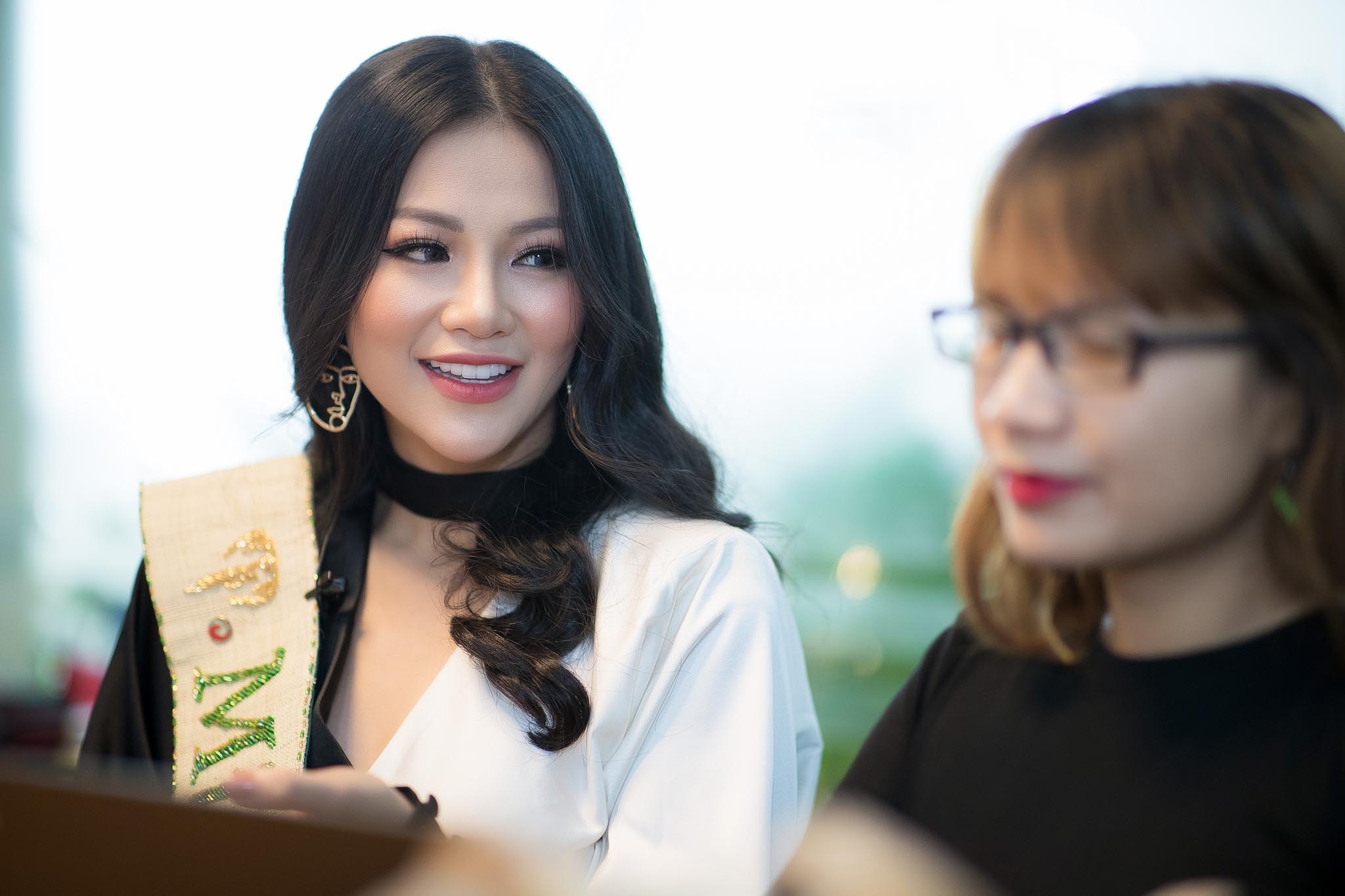 Hoa hau Phuong Khanh giao luu voi doc gia Zing.vn hinh anh