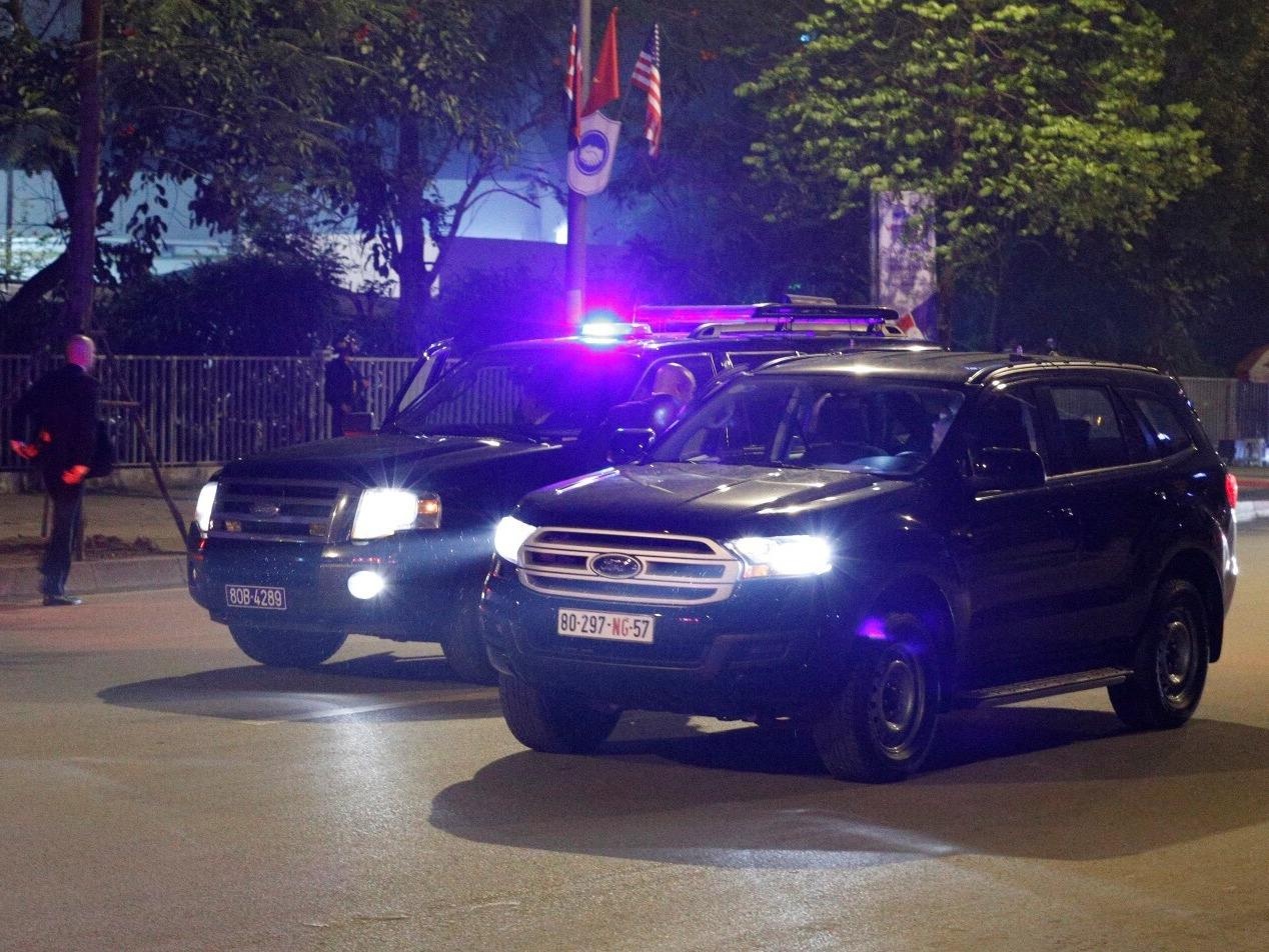 Doan xe cua Tong thong Donald Trump chia doi truoc khi vao khach san hinh anh