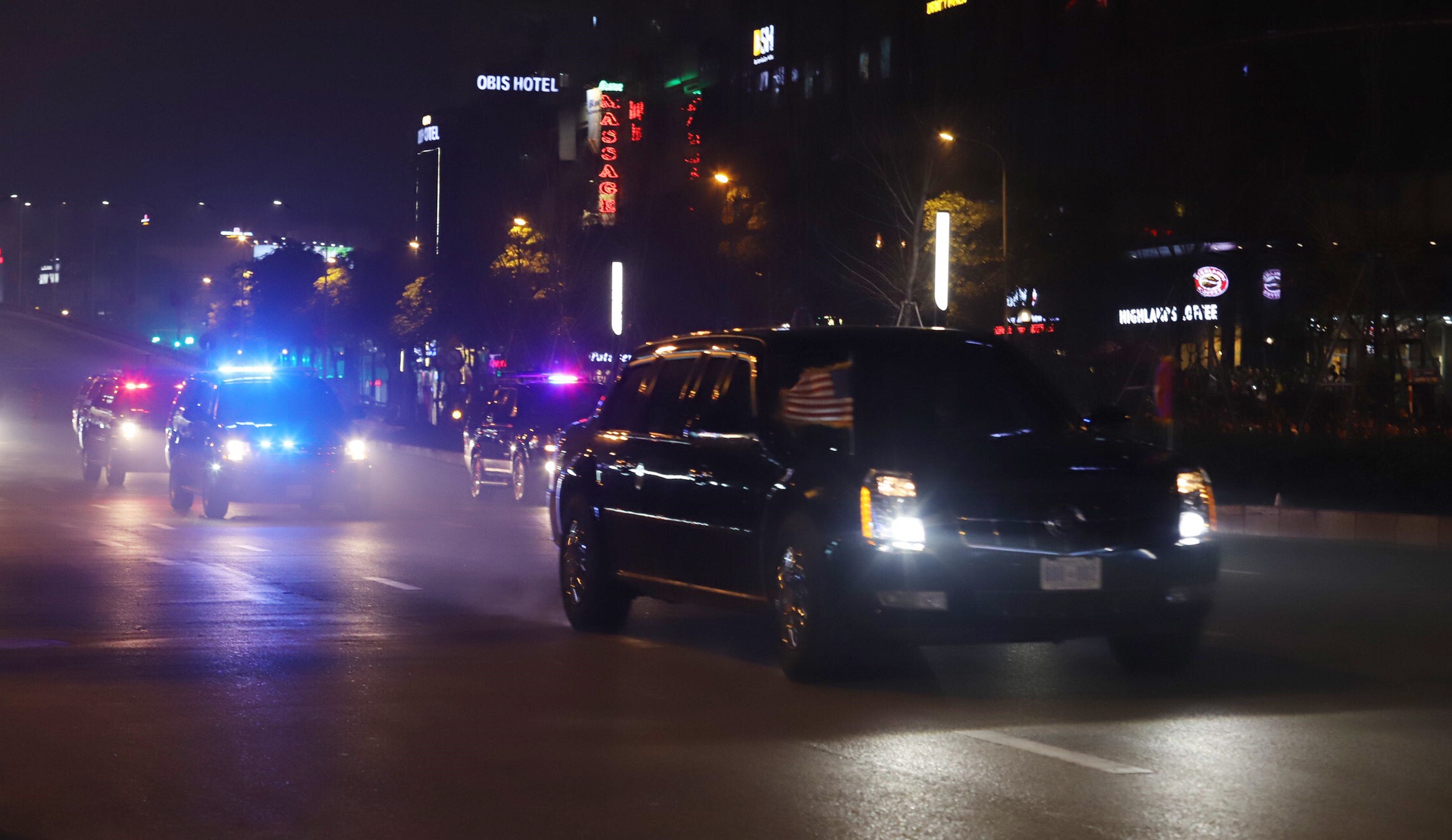 Doan xe cua Tong thong Trump ve trung tam Ha Noi hinh anh