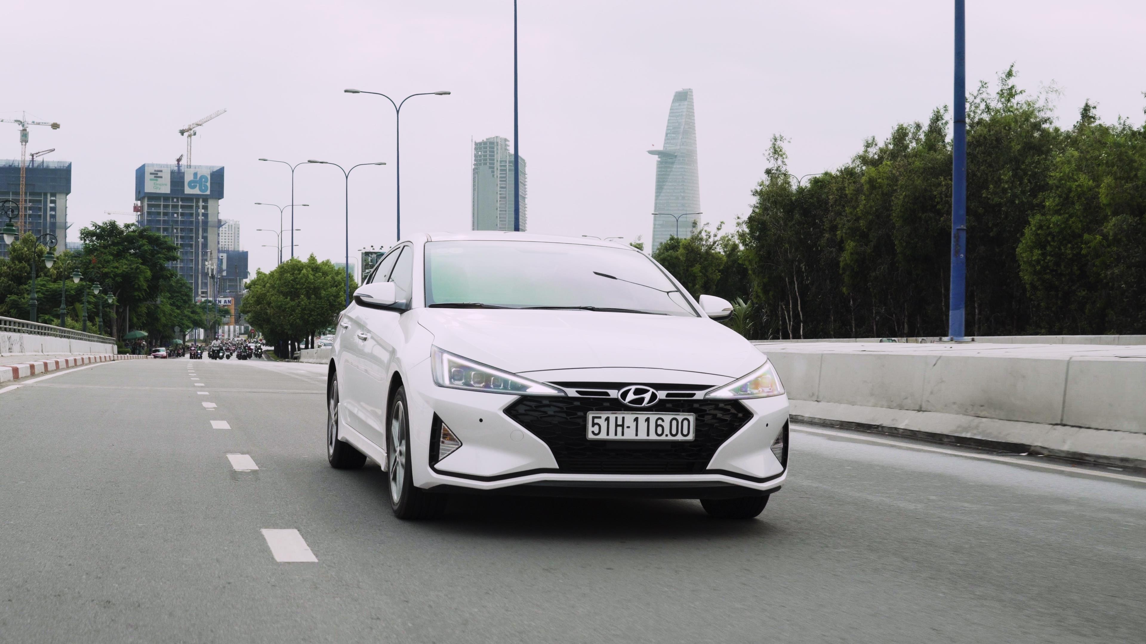 Danh gia Hyundai Elantra Sport 2019 gia 769 trieu, thiet ke con hien hinh anh
