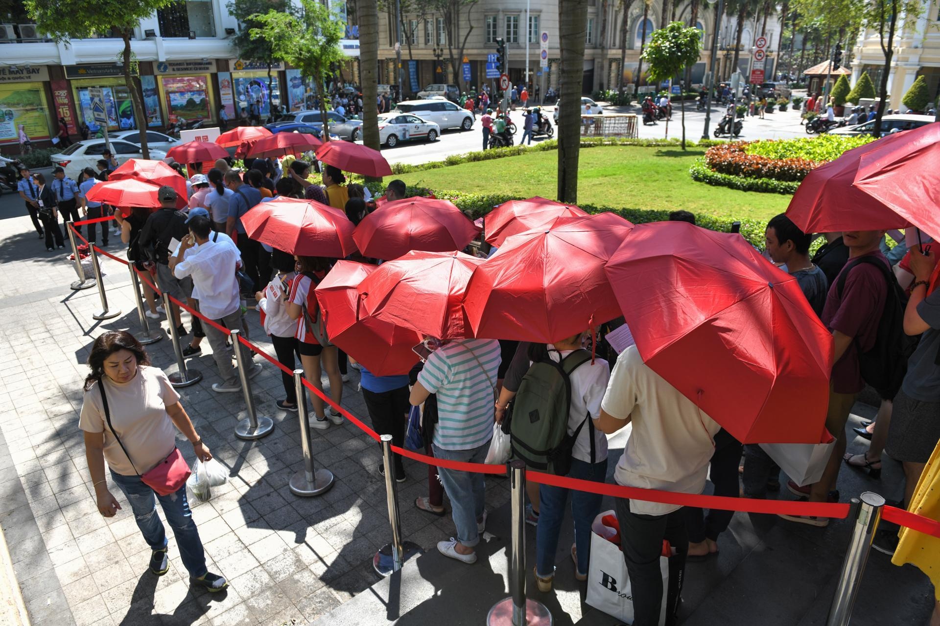 Hon 3.000 nguoi xep hang trong nang nong vao Uniqlo hinh anh