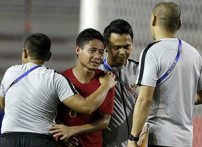 HLV Park Hang-seo bat tay va hoi tham Evan Dimas hinh anh