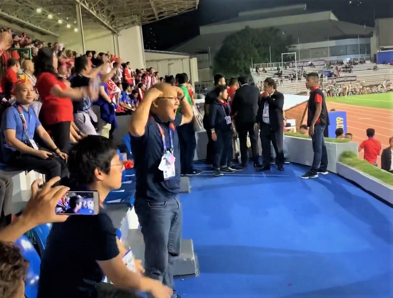 HLV Park chi dao hoc tro tap trung du dang bi the do hinh anh