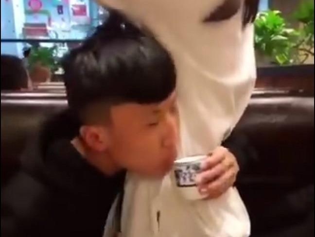 Trao luu vong qua eo ban gai de uong nuoc hinh anh