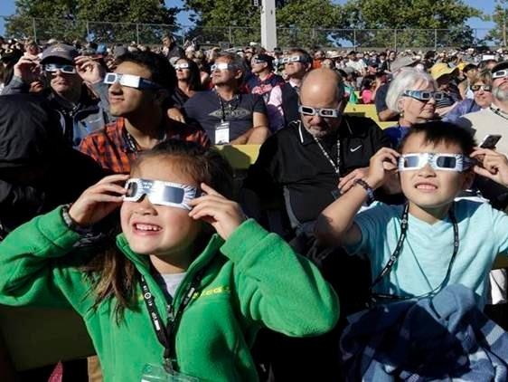 Moi nguoi do ra duong ngam hien tuong nhat thuc hinh anh