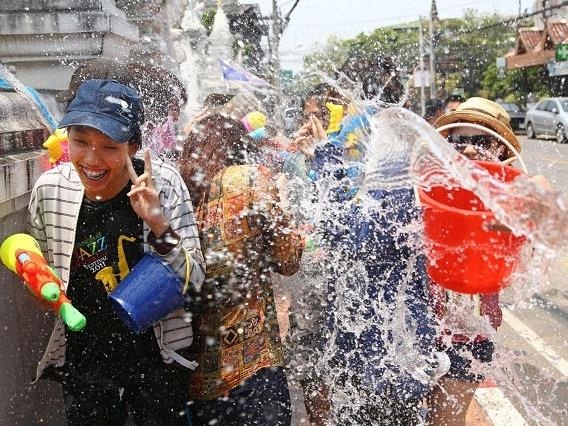 Tet co truyen Songkran: Le hoi truyen thong 'hoang dai' nhat Thai Lan hinh anh