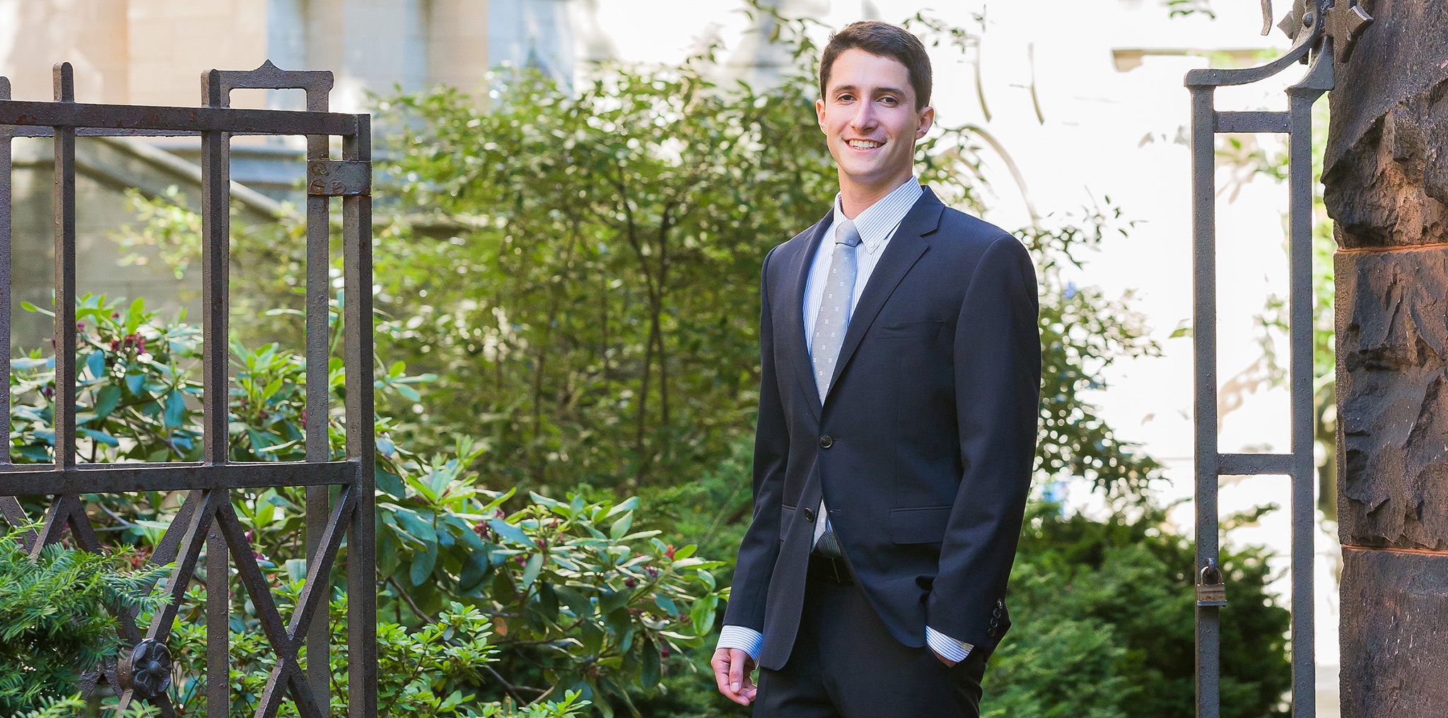 guong mat tre noi bat anh 9