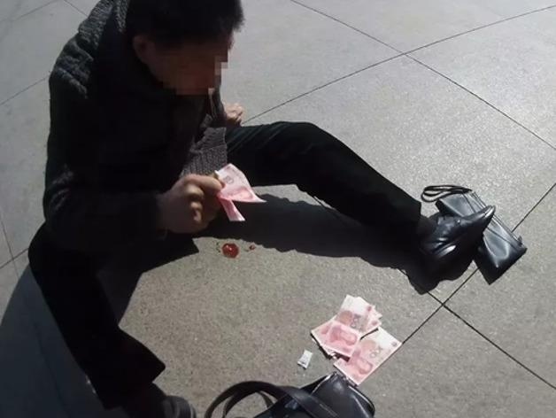 Nguoi dan ong dau tim rai tien cau cuu nhung khong may ai quan tam hinh anh