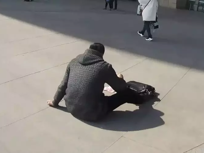 Video ghi lai canh nguoi dan ong ngoi guc giua duong cau giup do hinh anh