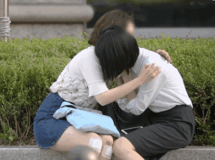 Cai ket cho co gai truot phong van den xin nguoi la mot cai om hinh anh