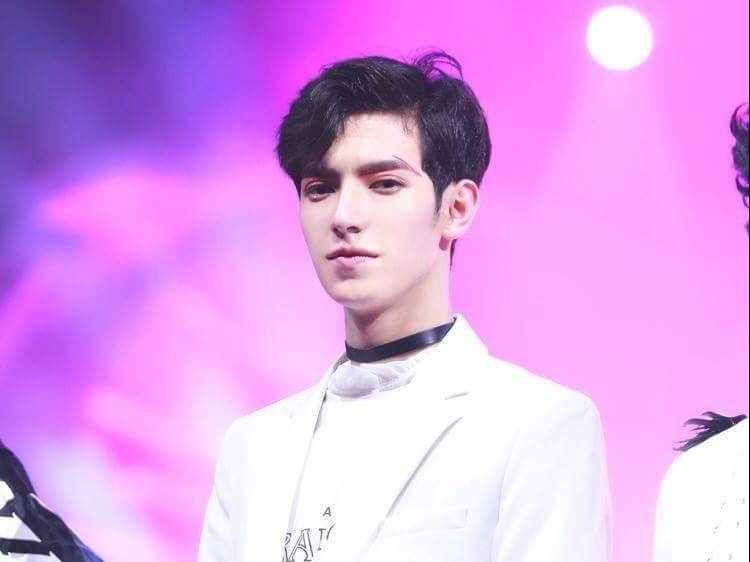 Tu Lai De the hien tai nang ca hat hinh anh