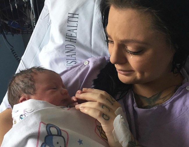 ba me bi nem da vi cho con chup anh mau me anh 2