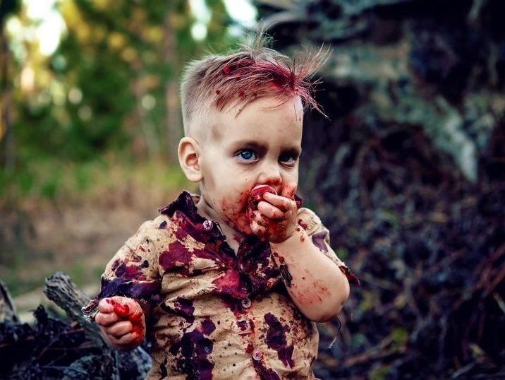 Ba me bi nem da khi chup anh con kinh di va ly do xuc dong phia sau hinh anh