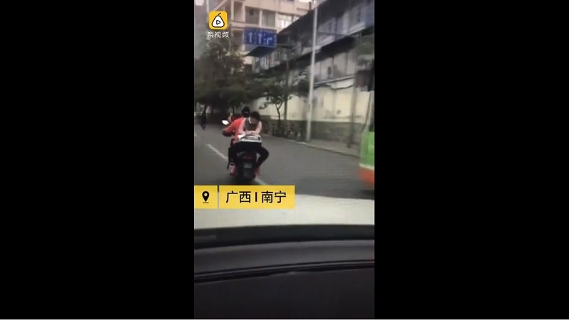 ngồi sau xe máy làm bài tập ảnh 2 ngoi sau xe may lam bai tap anh 2