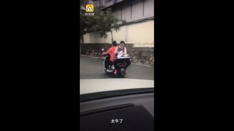 Co be tranh thu lam bai tap khi ngoi sau xe may hinh anh