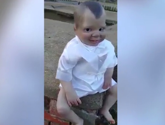 Clip bup be nhin theo camera nhu nguoi that hinh anh