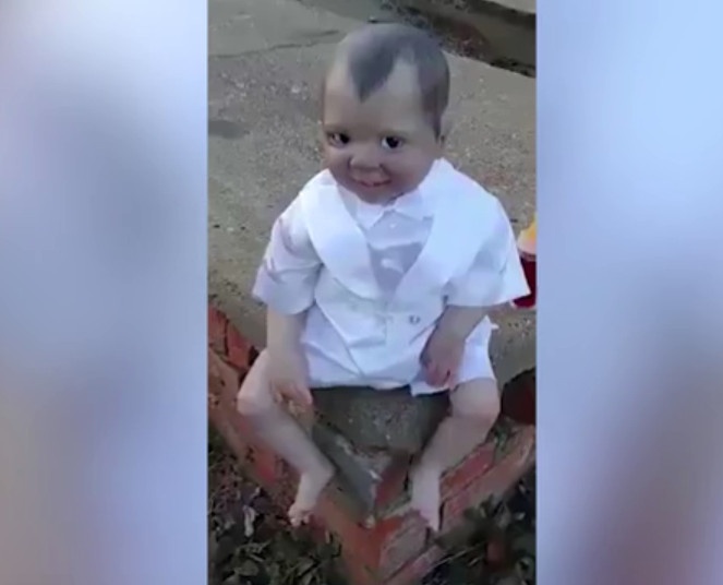 bup be nhin theo may quay anh 1