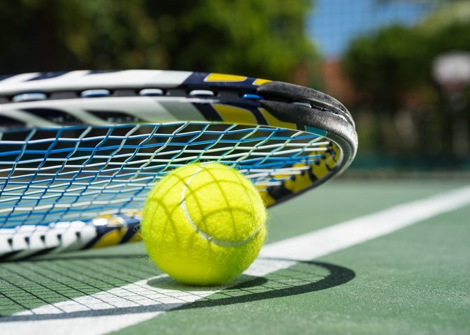 Dan mang the gioi lai tranh cai: Bong tennis mau vang hay xanh? hinh anh
