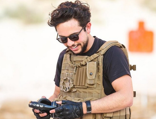 Hoang tu thua ke ngai vang Jordan duoc nhieu co gai cau hon tren mang hinh anh